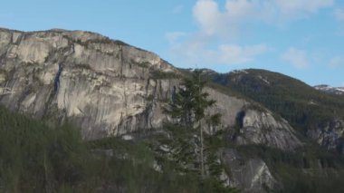 Küçük bir turistik kasabadan Şef Dağ manzarası.