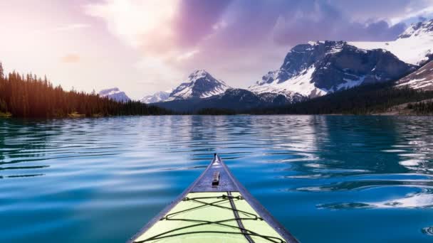 Kayaking σε μια λίμνη παγετώνα κατά τη διάρκεια ενός ζωντανού ηλιόλουστο πρωινό του καλοκαιριού. — Αρχείο Βίντεο