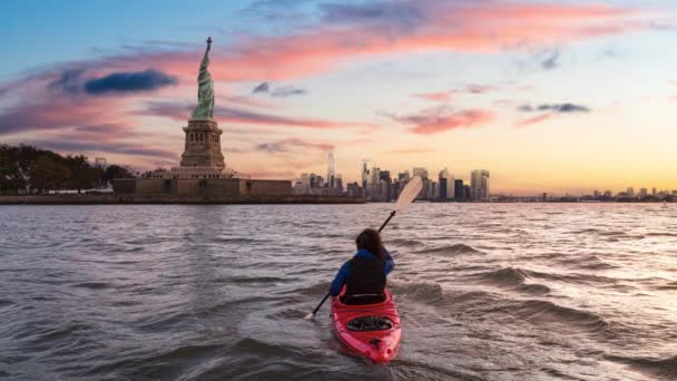 Donna avventurosa Sea Kayak vicino alla Statua della Libertà — Video Stock