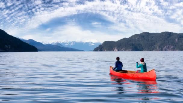 Pareja de amigos piragüismo en una canoa de madera — Vídeos de Stock