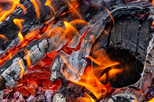 Κοντινή φωτογραφία του ξύλου να καίγεται σε φωτιά σε στρατόπεδο. — Φωτογραφία Αρχείου