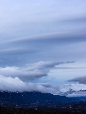 Kanada Dağları üzerindeki Kabarık Bulutların Manzarası.