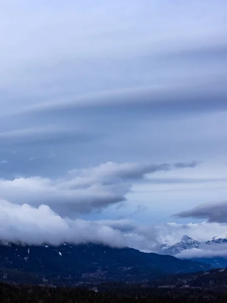 Vista de las nubes hinchadas sobre el paisaje montañoso canadiense. — Foto de Stock