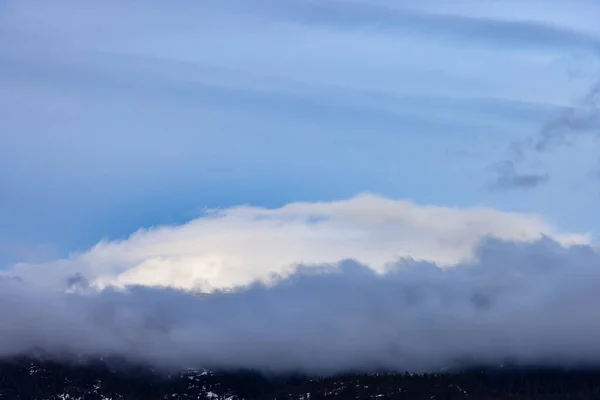 Kanada Dağları üzerindeki Kabarık Bulutların Manzarası. — Stok fotoğraf