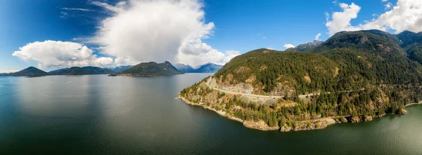 Légi kilátás a tengerre és a Sky Highway Howe Sound — Stock Fotó