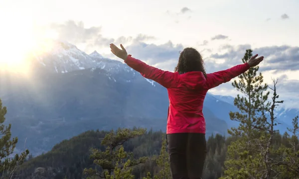 Женщина, совершающая пеший поход по канадским горам — стоковое фото