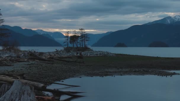 Belle vue panoramique sur le paysage montagneux canadien — Video