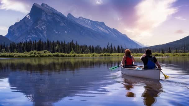 Cinemagraph Seamless Animation. Couple adventurous friends are canoeing — Stock Video