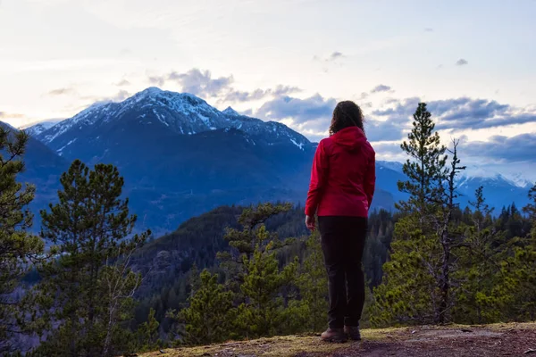 Caminhadas de mulher de aventura nas montanhas canadenses — Fotografia de Stock