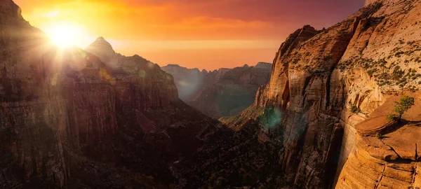 Panoramatický americký výhled na hory a kaňon. — Stock fotografie