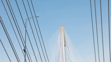 Trans-Kanada Otoyolu 'nda Port Mann Köprüsü' nün karşısında