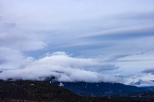 カナダの山の風景の上のパフィー雲の眺め. — ストック写真