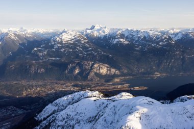 Squamish adlı küçük bir turistik kasabadaki bir uçaktan hava görüntüsü