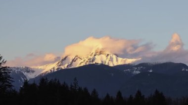 Kanada Dağları 'nın Bulutlarla kaplı Zaman Hızı Görünümü.