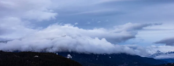 Vista de las nubes hinchadas sobre el paisaje montañoso canadiense. — Foto de Stock