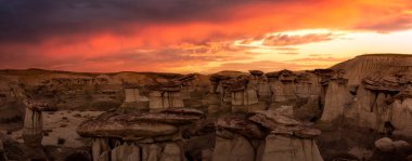 New Mexico çölündeki eşsiz kaya oluşumunun panoramik manzarası