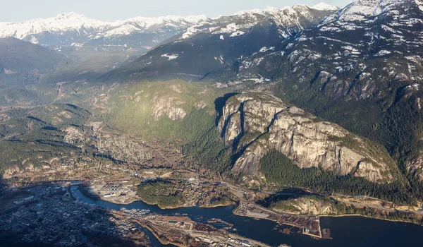 Flygfoto från ett flygplan i en liten turistisk stad, Squamish — Stockfoto