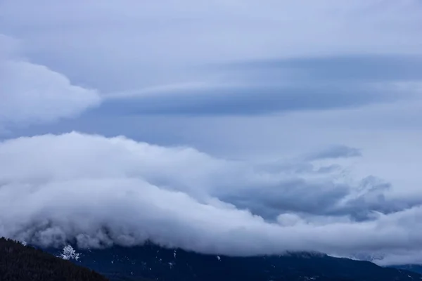 Kanada Dağları üzerindeki Kabarık Bulutların Manzarası. — Stok fotoğraf
