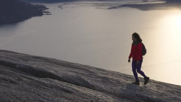 Chica aventurera Senderismo en la cima de un pico — Vídeos de Stock