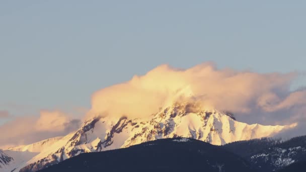 Вид на канадский горный ландшафт, покрытый облаками. — стоковое видео