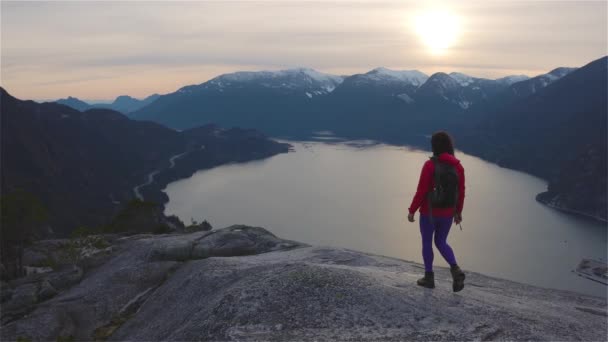 산꼭대기에서 하이킹하는 탁월 한 소녀 — 비디오