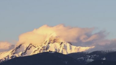 Kanada Dağları 'nın Bulutlarla kaplı Zaman Hızı Görünümü.
