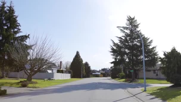 Conduzca en un barrio tranquilo y tranquilo durante un soleado día de primavera. — Vídeos de Stock