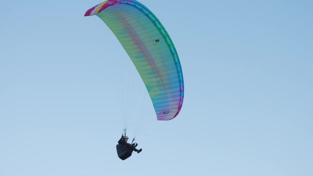 Avontuur Op zoek naar Persoon Paraglider vliegen tijdens een zonnige zonsondergang in de lente. — Stockvideo