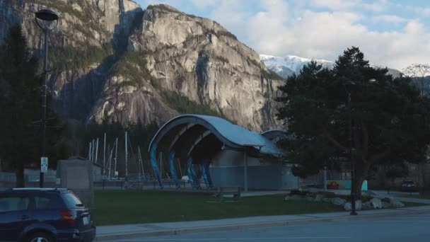 有名なチーフマウンテンを背景にした小さな観光都市の公共公園 — ストック動画