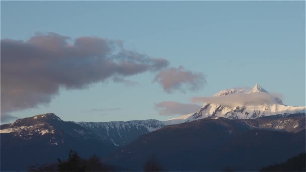 Panoramisch uitzicht op de beroemde berg Garibaldi tijdens de zonnige zonsondergang. — Stockvideo