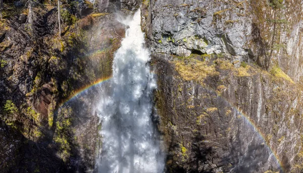 Cachoeira correndo por um desfiladeiro rochoso nas Montanhas Canadenses. — Fotografia de Stock