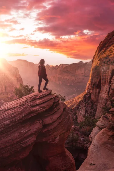 Avontuurlijke Vrouw aan de rand van een klif kijkt naar een prachtig landschap — Stockfoto