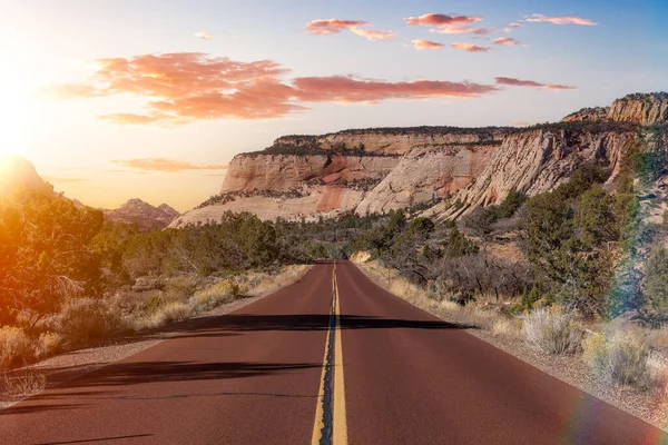 Middle of the road view of a scenic route in American Canyons Mountain Landscape — Stock Photo, Image