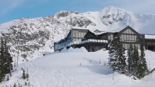 Vista de una cabaña grande en una estación de esquí — Vídeos de Stock