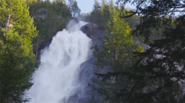 Shannon Şelalesi manzarası ve kanyondan akan su