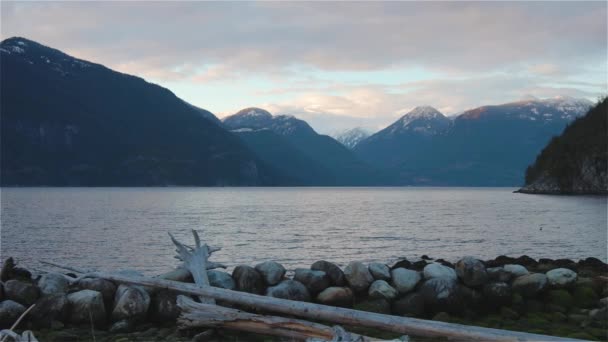 Bella vista panoramica del paesaggio montano canadese — Video Stock