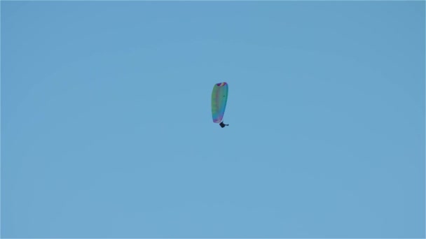 Dobrodružství Hledání Osoba Létající paraglidista během slunného západu slunce na jaře. — Stock video