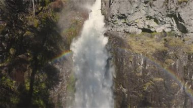 Kanada Dağları 'ndaki kayalık bir kanyondan çağlayan şelale..