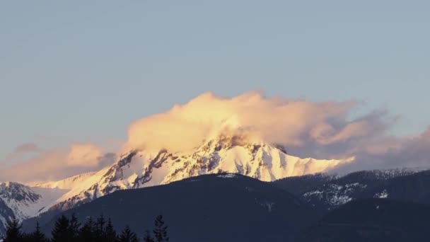 Time Lapse Vista del paisaje montañoso canadiense cubierto de nubes. — Vídeos de Stock