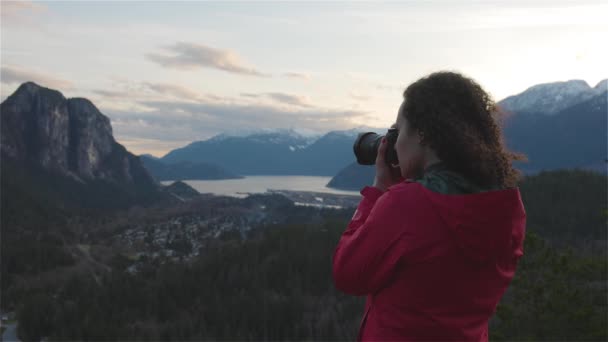 Aventura Viajes Fotógrafo Senderismo en las montañas — Vídeo de stock