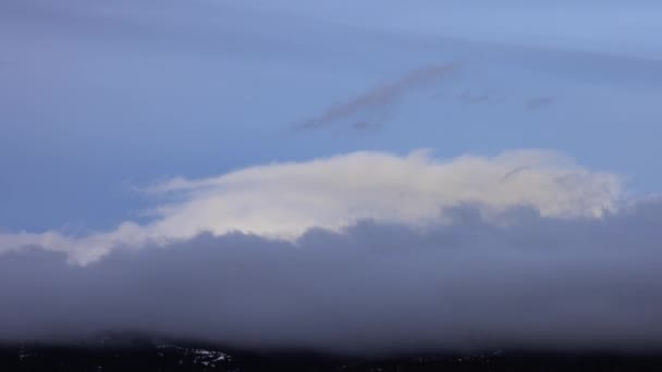 Zeitraffer-Blick auf geschwollene Wolken über der kanadischen Gebirgslandschaft. — Stockvideo