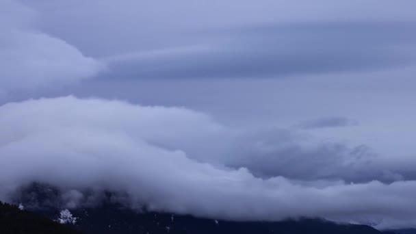 Time Lapse Widok Puffy Chmury nad kanadyjskim krajobrazem górskim. — Wideo stockowe