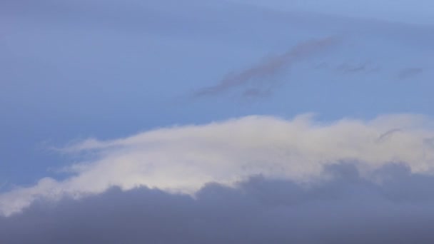 캐나다 산 풍경 위에 떠 있는 솜털 구름에 대한 타임 랩스의 전망. — 비디오