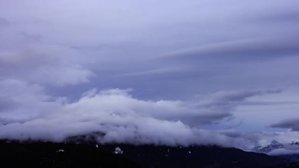 Time Lapse Widok Puffy Chmury nad kanadyjskim krajobrazem górskim. — Wideo stockowe