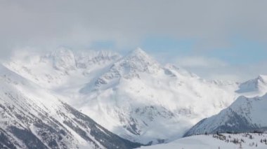 Karlı Orman kışın dağların tepesinde Güneşli Sabah boyunca.