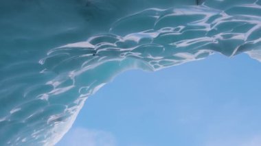 Alplerdeki Buz Mağarası 'nın Güzel Manzarası