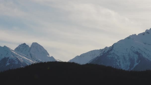 Panoramiczny Kanadyjski Krajobraz Górski Widok podczas pochmurnego zimowego dnia — Wideo stockowe