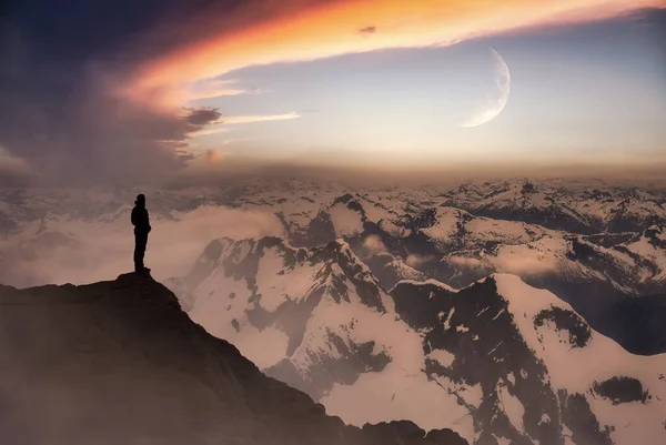 Magical Fantasy Adventre Composite of Man Turistika na vrcholu hory. — Stock fotografie