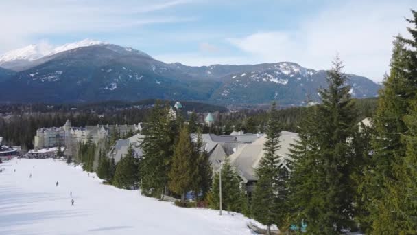 Vue panoramique sur les chalets et les maisons de vacances dans un village d'une célèbre station de ski — Video