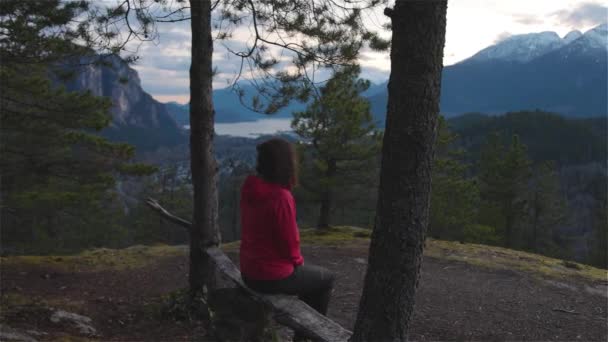 Aventura Mujer Senderismo en las montañas canadienses — Vídeo de stock